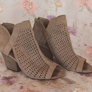 Vince Camuto Cachinta Elegant Tan Suede Women's Heeled Sandals